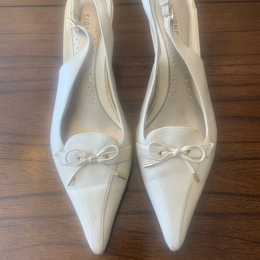 FIONI Clothing White Pointed Toe Slingback Heels with Bow